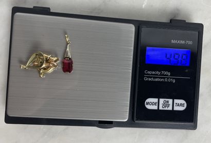 Lot de débris de bijoux en or 18K 
Ensemble...