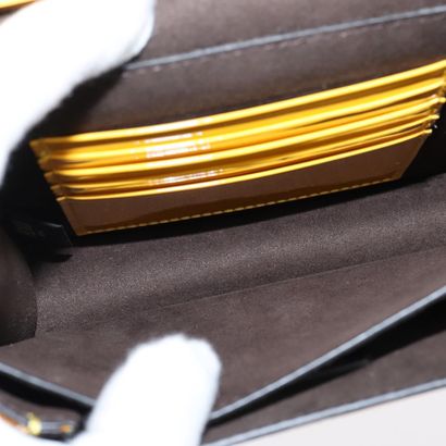 Fendi Karligraphy Crossbody Bag
Sac porté...