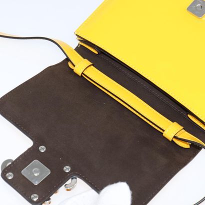 Fendi Karligraphy Crossbody Bag
Sac porté...