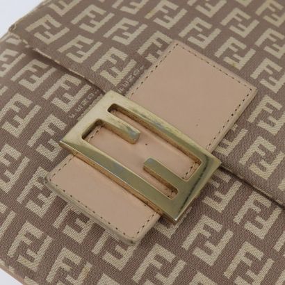 Fendi Zucchino Shoulder Bag
Sac porté épaule...