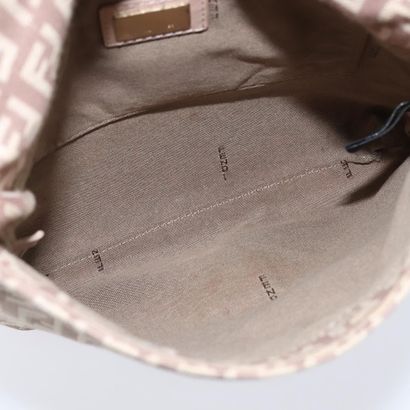 Fendi Zucchino Shoulder Bag
Sac porté épaule...