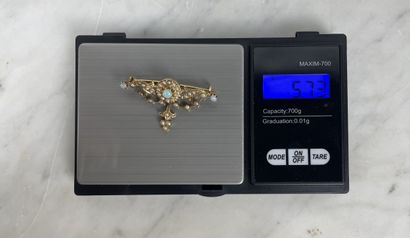 Broche en or 18K ornée d’opales et de perles...