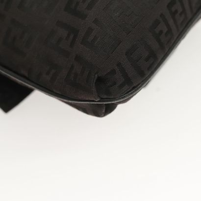 Fendi Zucchino Shoulder Bag
Sac porté épaule...