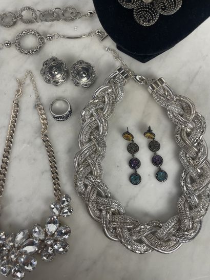 Ensemble de bijoux fantaisie tons argentés...