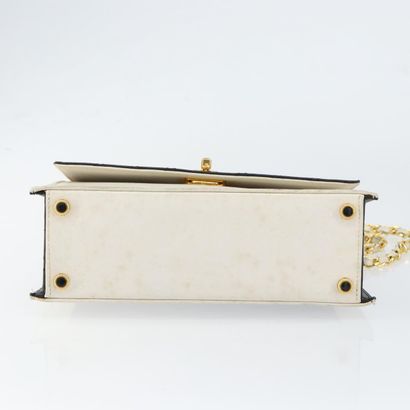 Chanel Vintage Trapezoid CC Flap Bag
Sac...