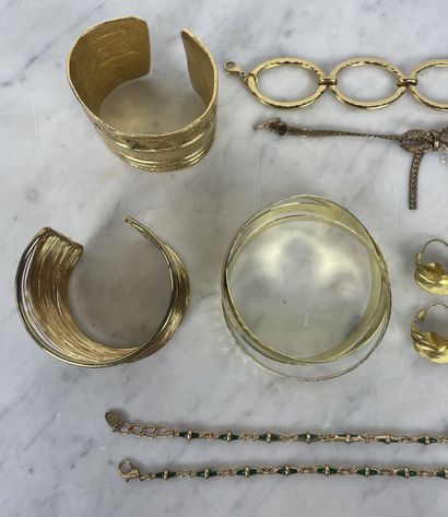 Ensemble de bijoux fantaisie dorés : deux...