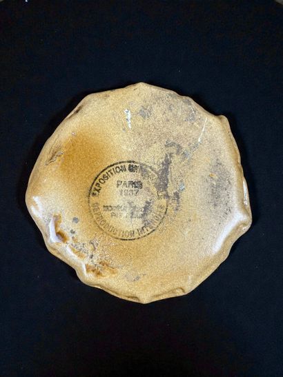 Dame au pot de chambre Bonbonnière satirique
Porcelaine...