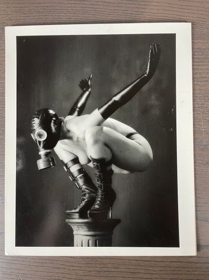Paul Vinle Modèle nu au masque à gaz
Tirage...