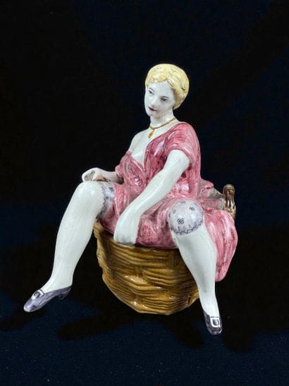 Dame au pot de chambre Bonbonnière satirique
Porcelaine...