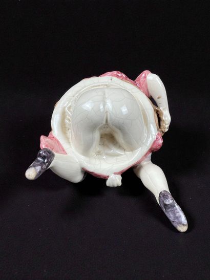 Dame au pot de chambre Bonbonnière satirique
Porcelaine...