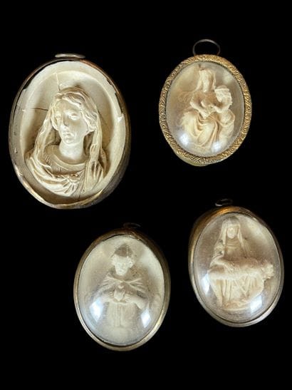 Set of devotional medallions in relief -...