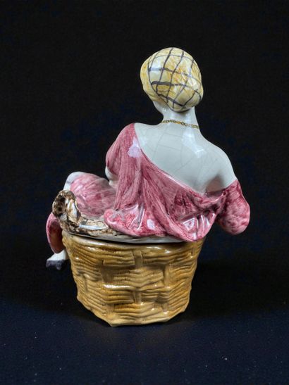 Dame au pot de chambre Bonbonnière satirique
Porcelaine...