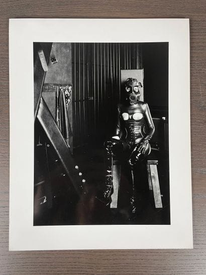 Laurent Boeki Modèle en latex au masque à...