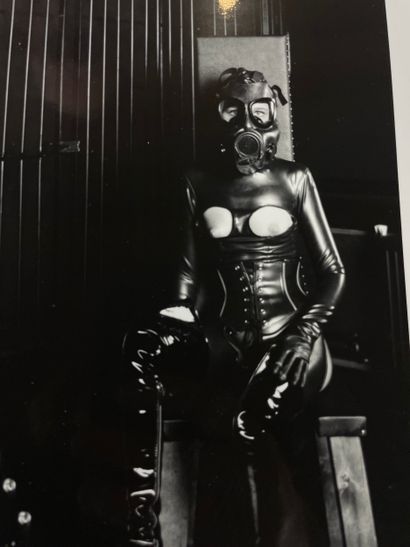 Laurent Boeki Modèle en latex au masque à...