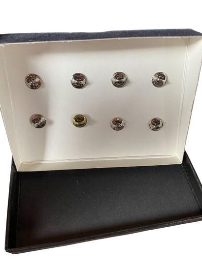 Renault Set of 8 commemorative pins, XX century
Black...