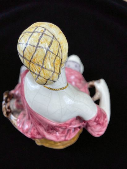 Dame au pot de chambre Bonbonnière satirique
Porcelaine...