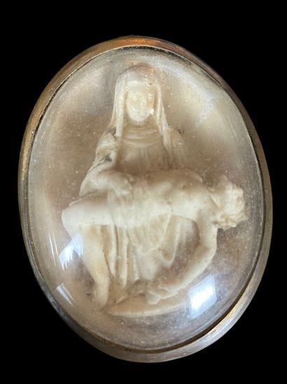 Set of devotional medallions in relief -...