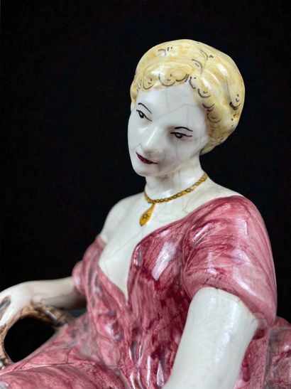 Dame au pot de chambre Bonbonnière satirique
Porcelaine...