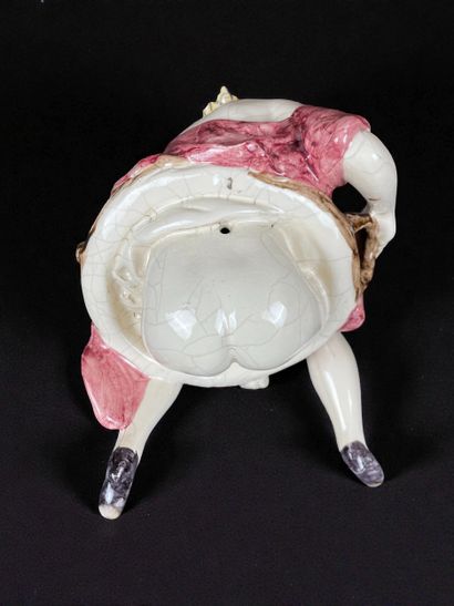 Dame au pot de chambre Bonbonnière satirique
Porcelaine...
