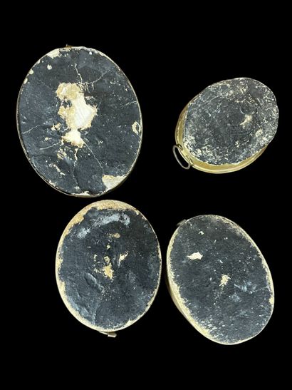 Set of devotional medallions in relief -...