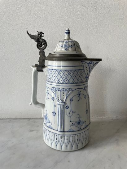 Verseuse couverte en porcelaine à décor bleu...