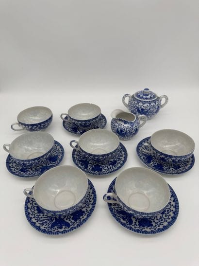 Ensemble comprenant sept tasses et six sous-tasses,...