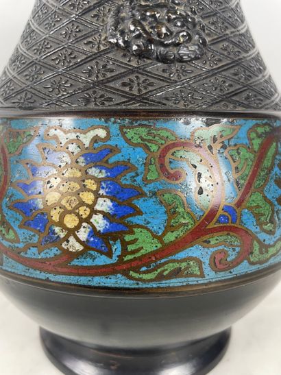 Dans le goût de la Chine Vase en alliage...
