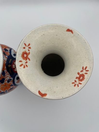 Paire de vases balustres - décor floral -...