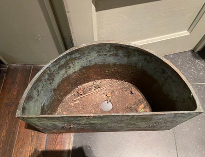 Jardinière demi-lune en fonte à décor néoclassique,...