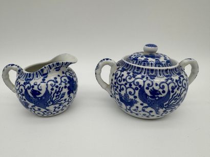 Ensemble comprenant sept tasses et six sous-tasses,...