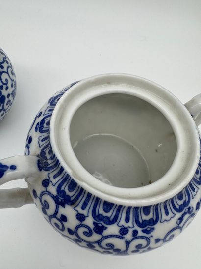 Ensemble comprenant sept tasses et six sous-tasses,...