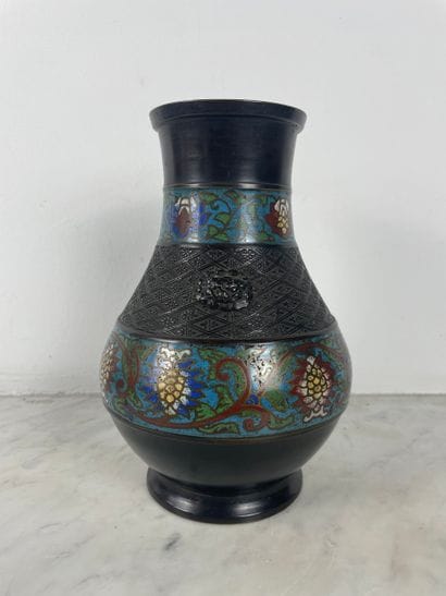 Dans le goût de la Chine Vase en alliage...