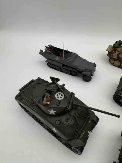 Set of 5 models of tanks and military vehicles

Set...