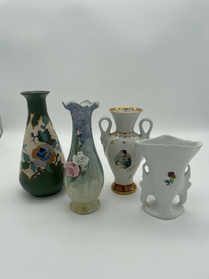 Quatre vases miniatures décoratifs - fleurs...