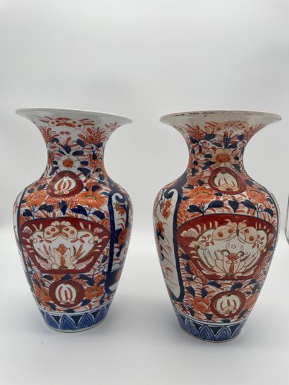 Paire de vases balustres - décor floral -...