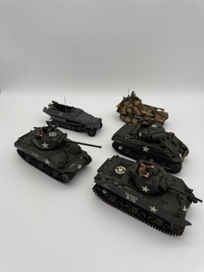 Set of 5 models of tanks and military vehicles

Set...