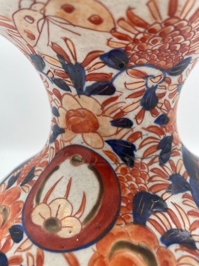 Paire de vases balustres - décor floral -...