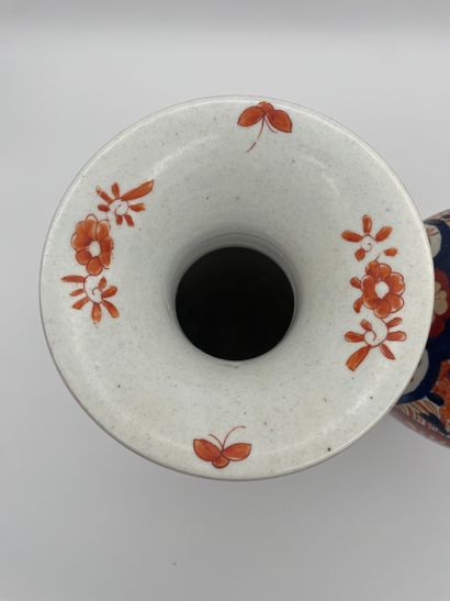 Paire de vases balustres - décor floral -...