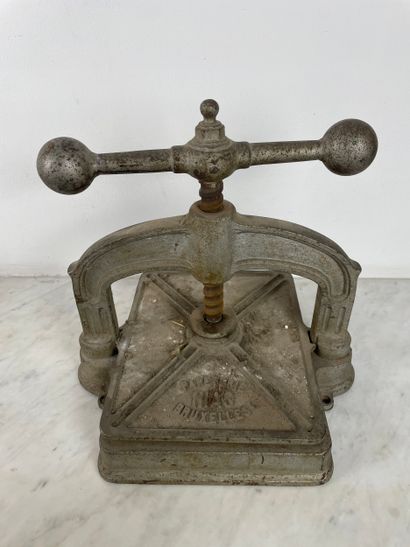 Cast-iron bindery press - Papeterie I.L.S....