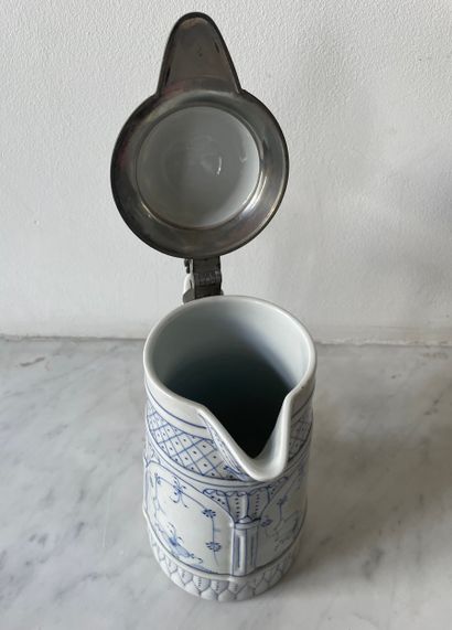 Verseuse couverte en porcelaine à décor bleu...