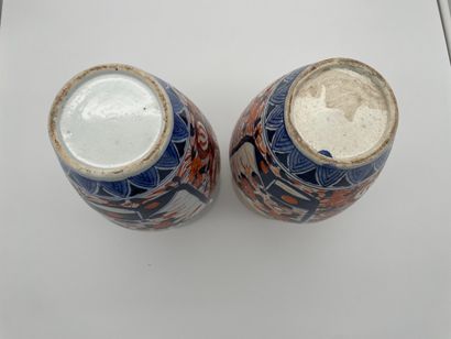 Paire de vases balustres - décor floral -...