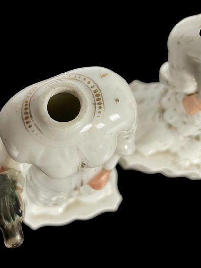 Flacons de parfum figuratif en porcelaine...