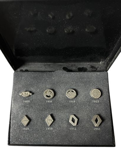 Renault - Coffret de 8 pin’s commémoratifs,...