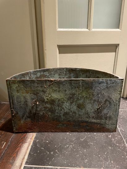 Jardinière demi-lune en fonte à décor néoclassique,...