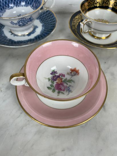 Ensemble de cinq tasses et sous-tasses en...