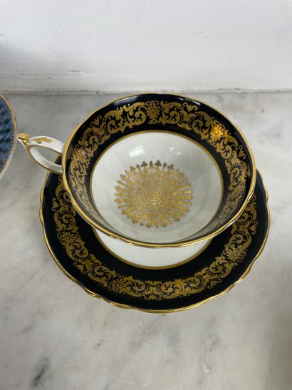 Ensemble de cinq tasses et sous-tasses en...