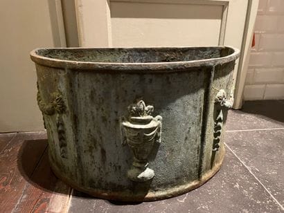 Jardinière demi-lune en fonte à décor néoclassique,...