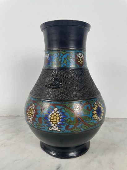 Dans le goût de la Chine Vase en alliage...