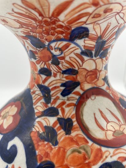 Paire de vases balustres - décor floral -...