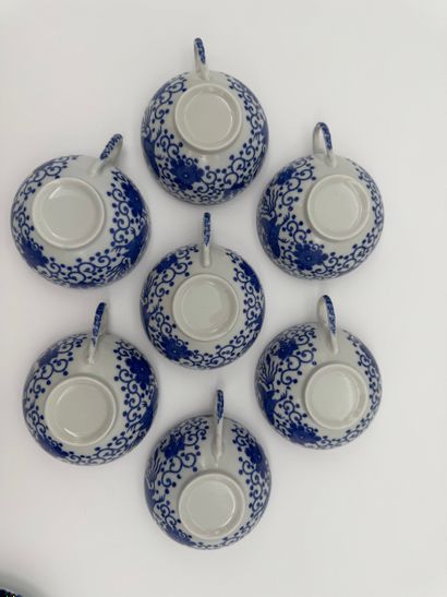 Ensemble comprenant sept tasses et six sous-tasses,...